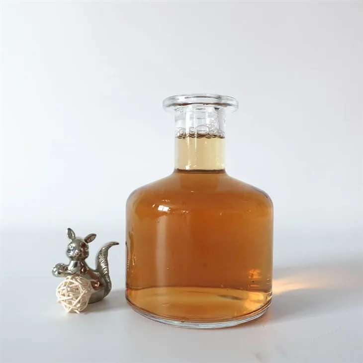 750ml 560g Kristallweiße Schnapsflasche aus bauchigem Glas Fabrikpreis